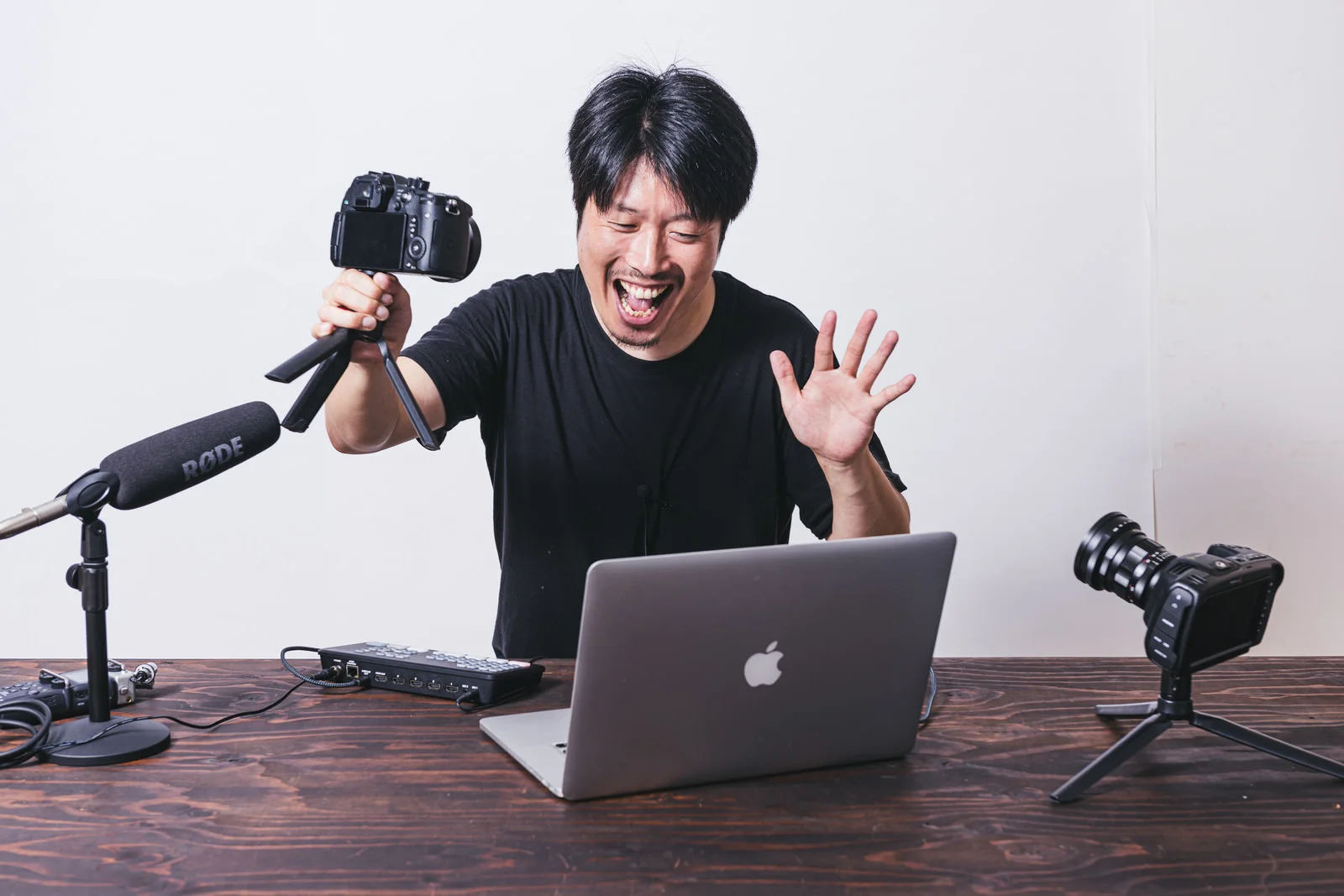 映像クリエイターとは？有名MVクリエイターへの道 - 年収・大学選びから独学でも向いている人の特徴まで