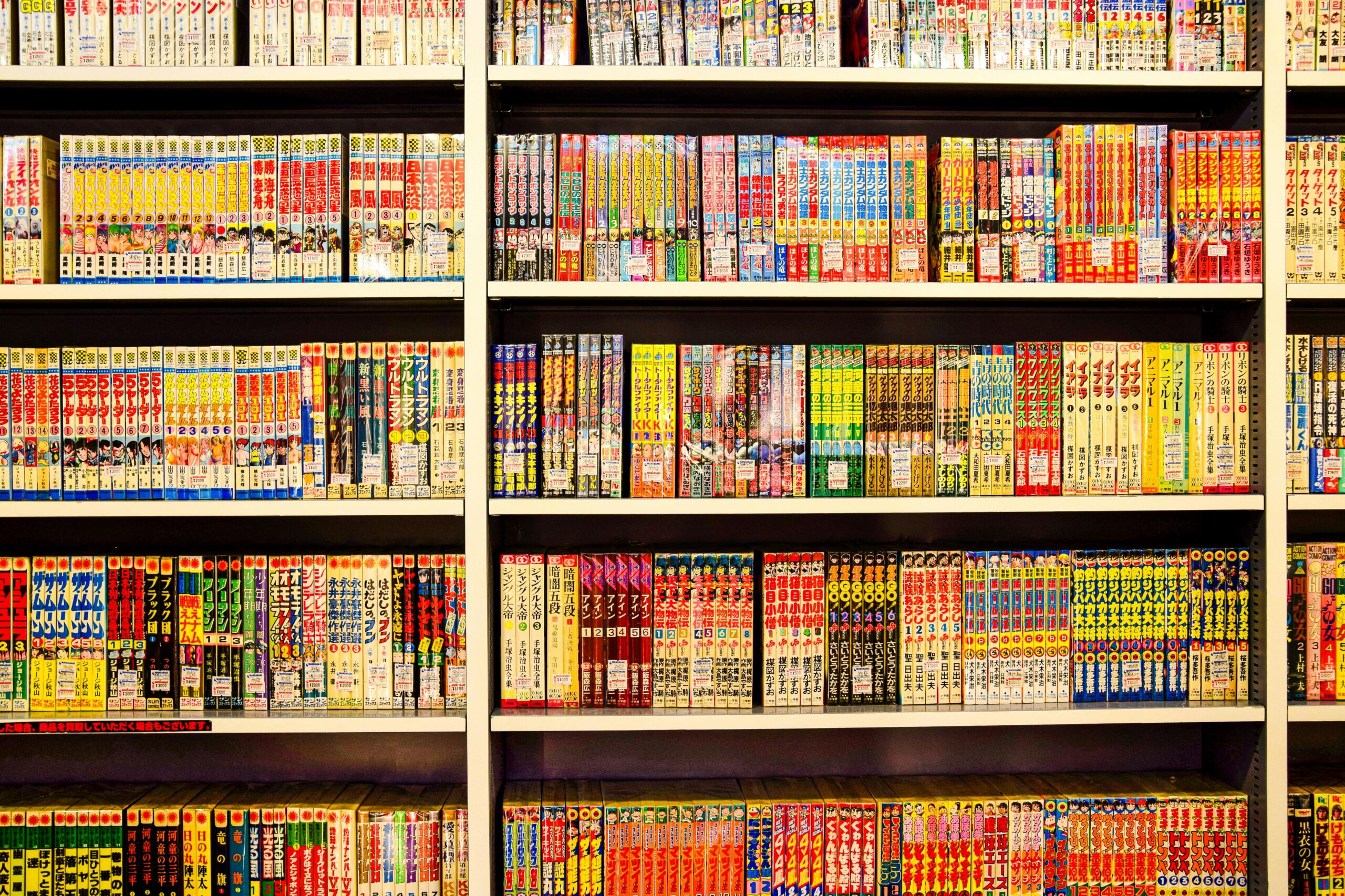 漫画家とは？なるには何が必要？仕事内容から年収・やりがい・大変なことまで簡単に解説