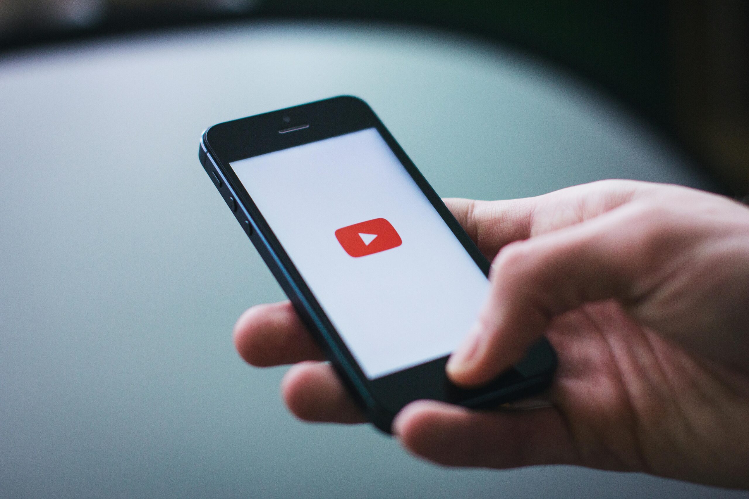 YouTuberとは？収入からやりがいまで徹底解説！Youtubeでプロになるための資格・スキルと専門学校ガイド